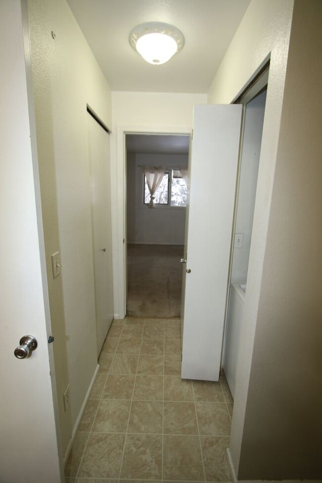 Building Photo - 1 Bedroom with a 1 car garage!