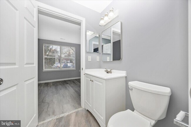 Building Photo - 10001 Vanderbilt Cir