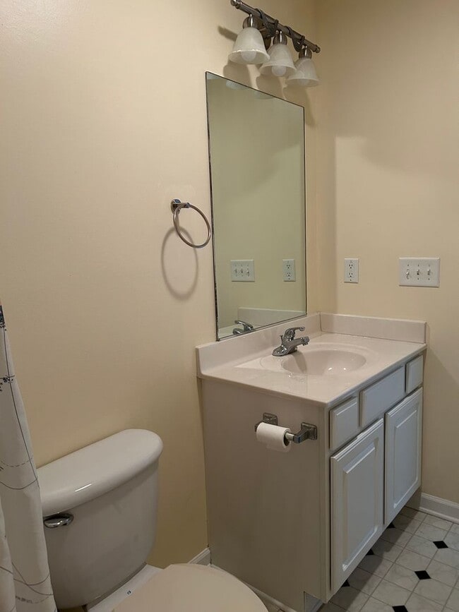 Building Photo - Three bedroom, 2 bath house in Elon