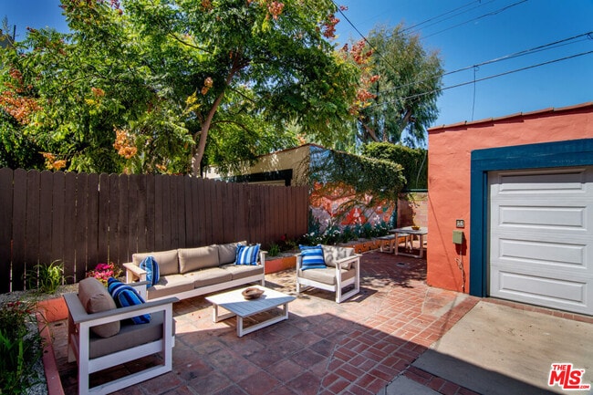Building Photo - 1049 S Hayworth Ave