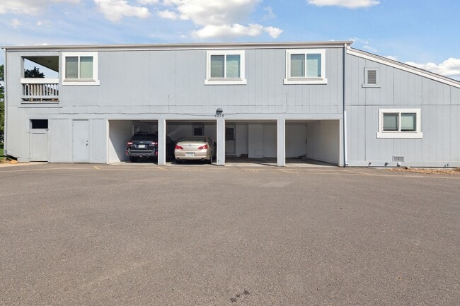 Building Photo - Beautifully Renovated 3bed / 2bath in PRIM...