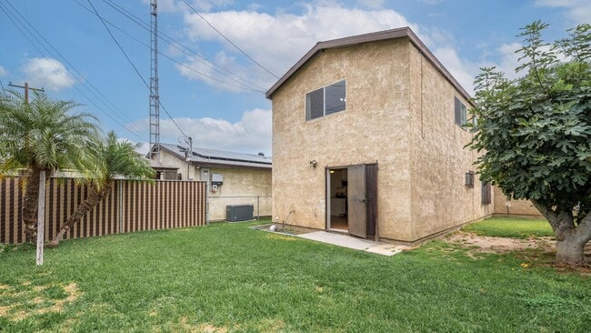 Building Photo - Charming Artesia Gem!