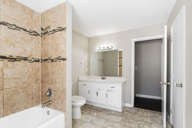 Building Photo - 3117 Parkwood Rd