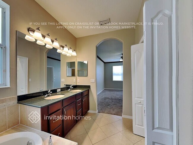 Building Photo - 3208 43rd Ave E