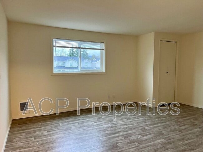 Building Photo - 1585 E Badger Rd