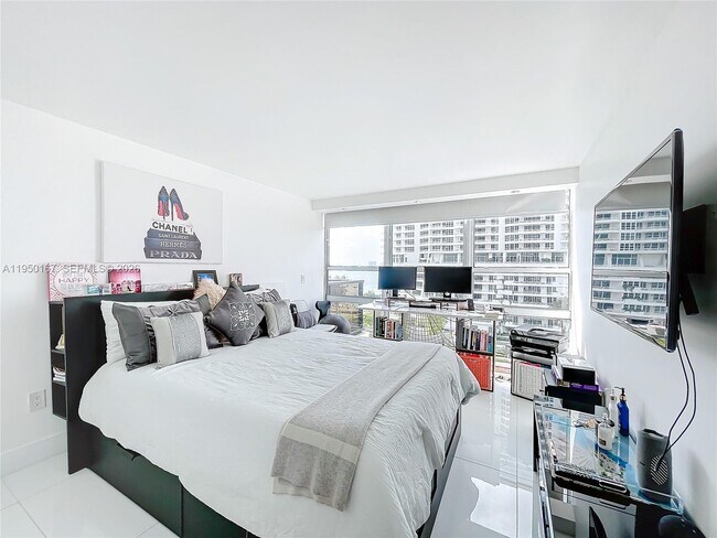 Building Photo - 600 NE 36th St