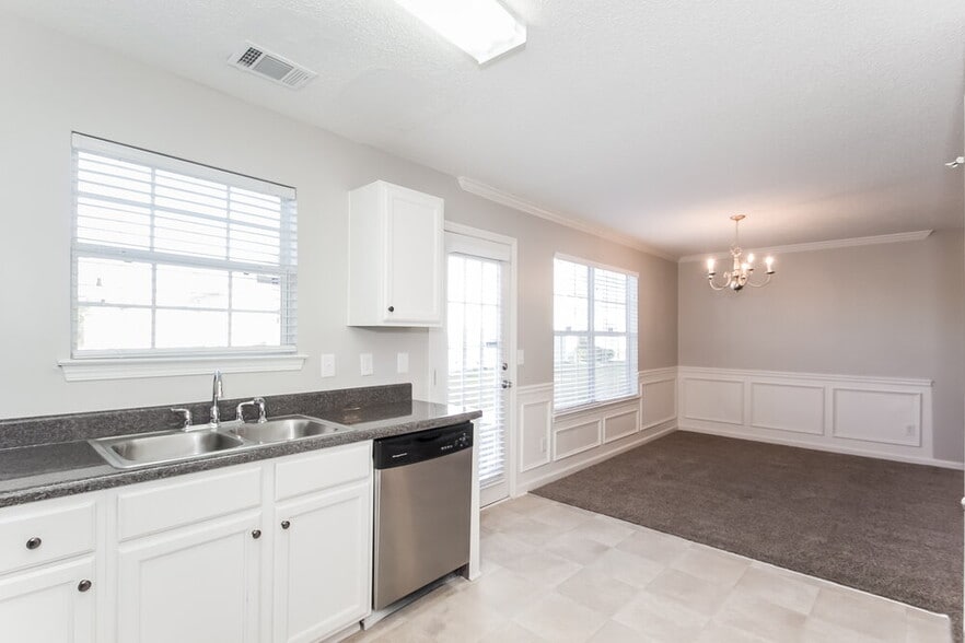 Building Photo - 1883 Roble Dr