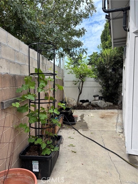 Building Photo - 130 E Sycamore Ave