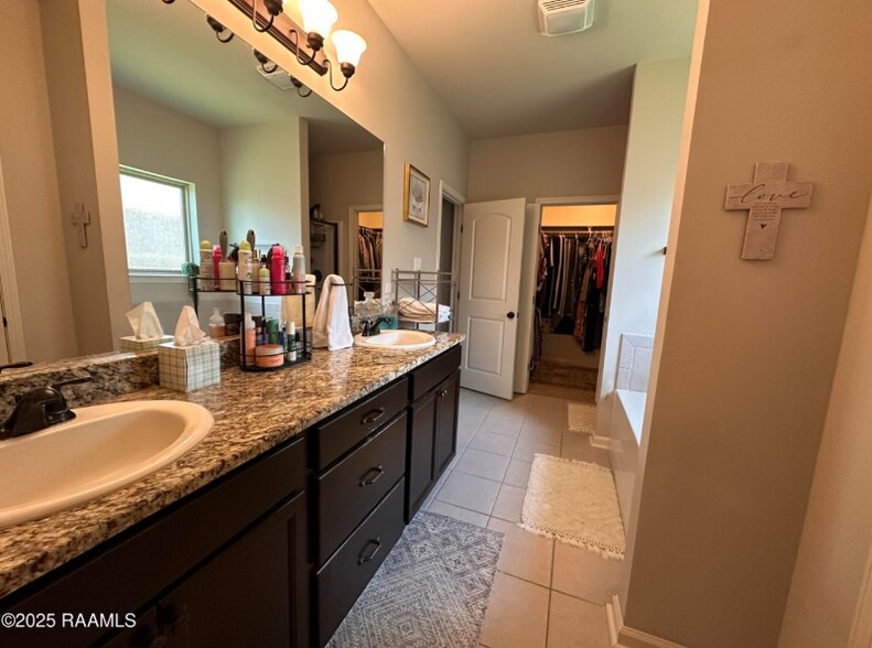 Building Photo - 209 Stanwell Ave