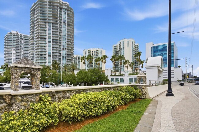 Building Photo - 16500 Collins Ave