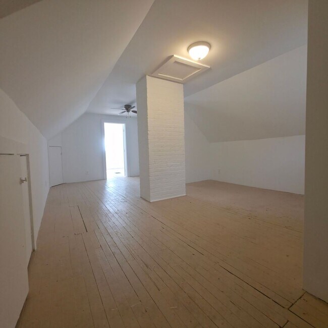 Building Photo - Single Family Home 4  beds 1 bath COMING S...
