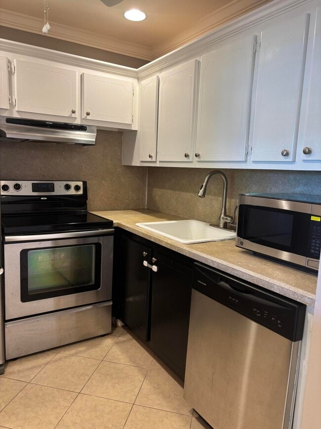 Building Photo - 87 Windsor D