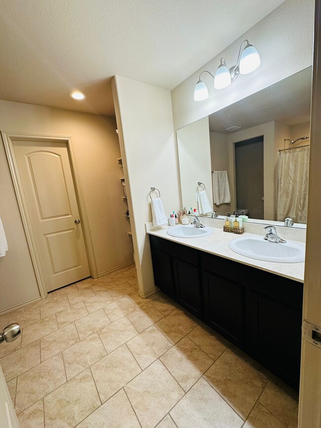 Master bath with walking closet - 2603 Gold Flake Terrace Rd