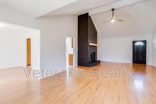 Building Photo - 1210 Spring Dr