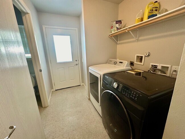 Building Photo - 6401 Sandshof Dr