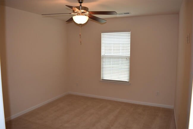 Building Photo - 2757 Silverthorn Dr