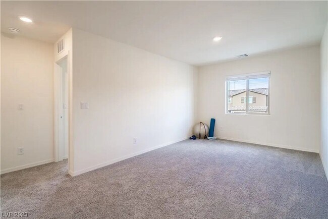 Building Photo - Bright, Modern 3 Bd, 3 bth, Home with Chef...