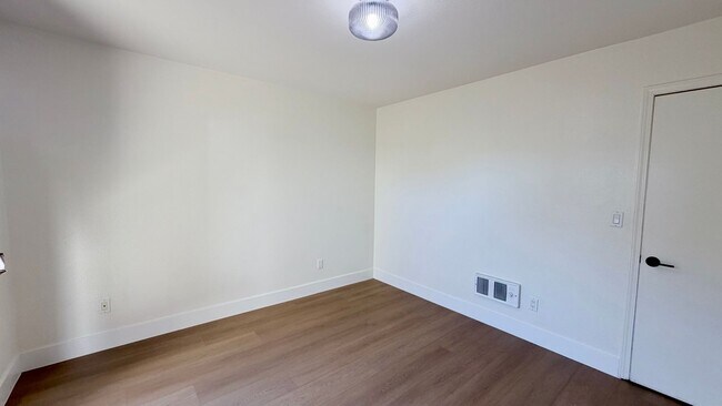 Building Photo - Charming 1 Bed / 1 Bath Condo in the Heart of Normal Heights – with Assigned Parking