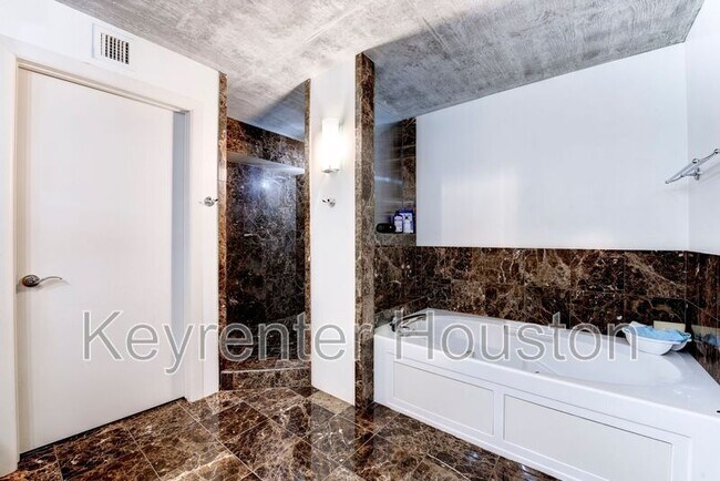 Building Photo - 1005 S Shepherd Dr
