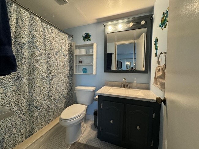 Building Photo - 2 Bedroom 2 Bathroom direct ocean condo