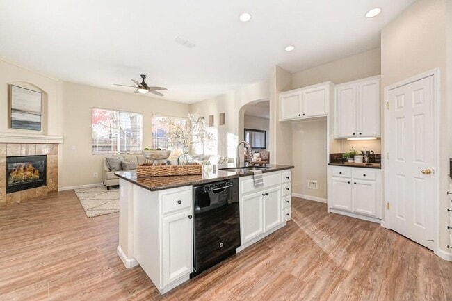 Building Photo - Gorgeous Roseville 4 Bedroom