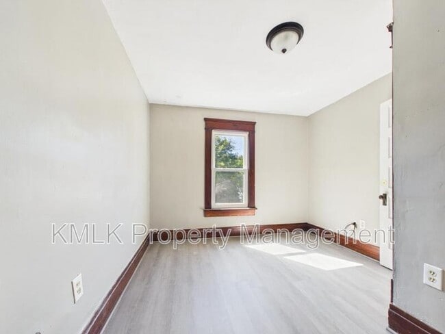 Building Photo - 701 Kling St