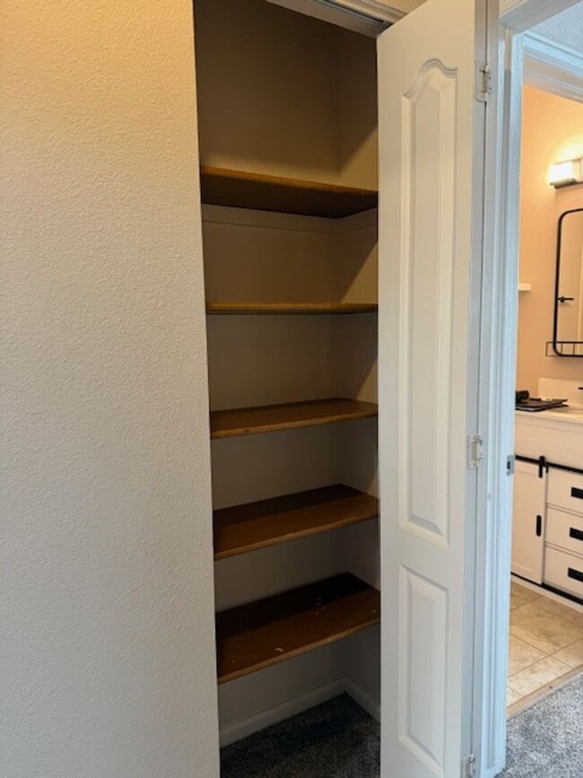 Building Photo - House For Lease