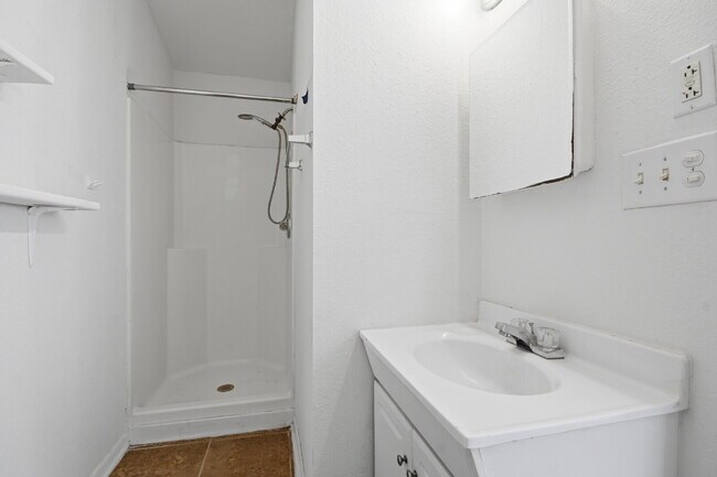 Building Photo - 1108 W McCarty Ln