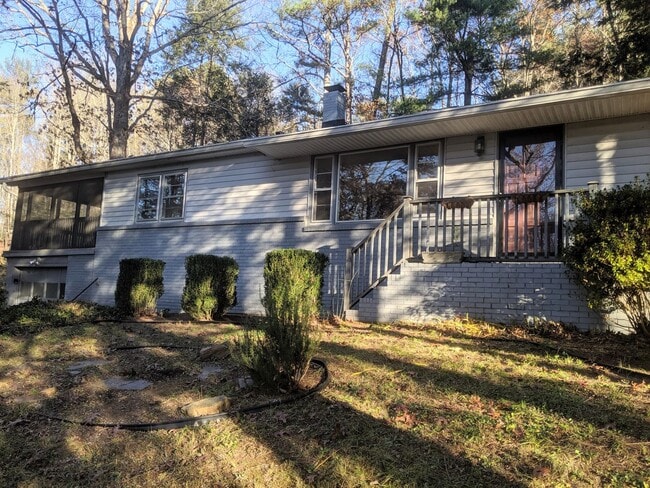 Building Photo - Black Mountain Rental!