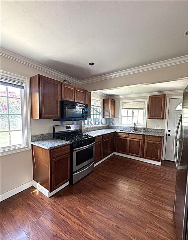 Building Photo - Charming Studio-Style Home with Ocean View...
