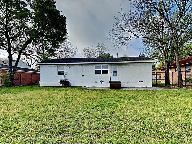Building Photo - 2307 Cardinal Ln