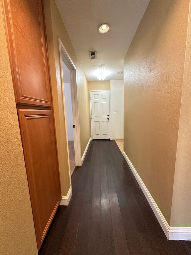 Building Photo - Welcome to this 4 bed 2 bath home!