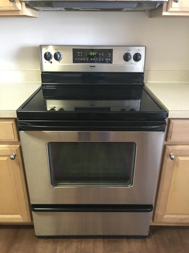 Building Photo - 3 Bedroom  2.5 Bath townhome located at  T...