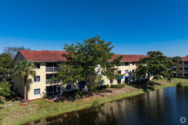 Building Photo - Key Royal Villas