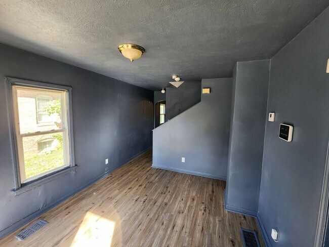 Building Photo - Charming 3-Bedroom Property in Prime Location