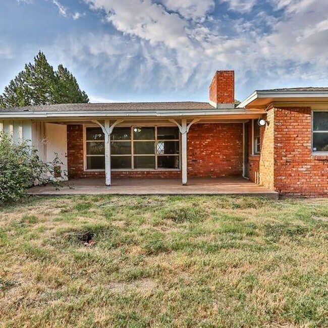 Building Photo - Room to Grow! Spacious, Remodeled 3/2/2 in Great Location!