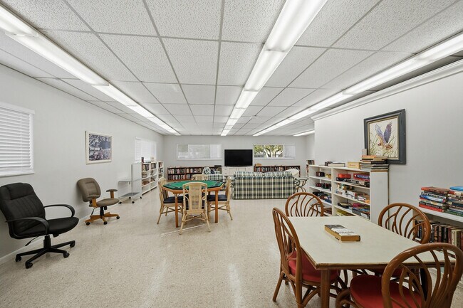 Building Photo - 3401 Spanish Trail