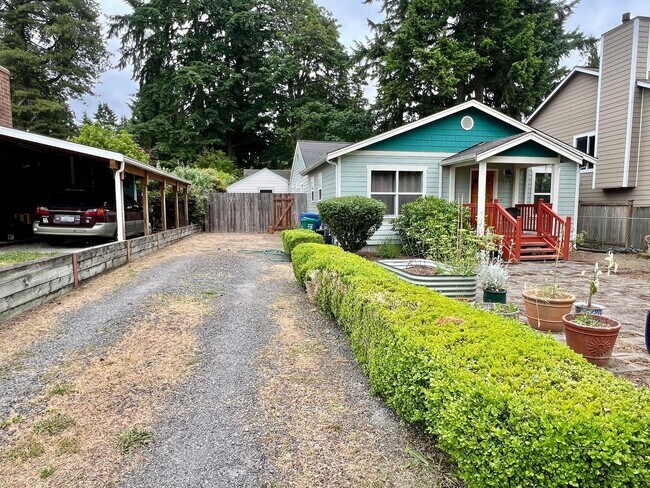Building Photo - Haller Lake Home