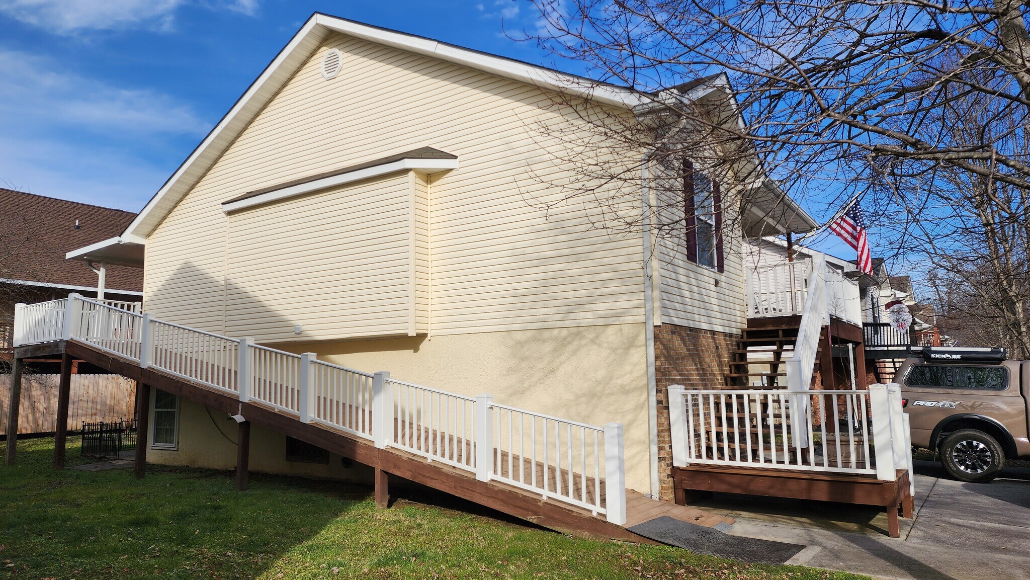 Building Photo - 833 Plantation Dr