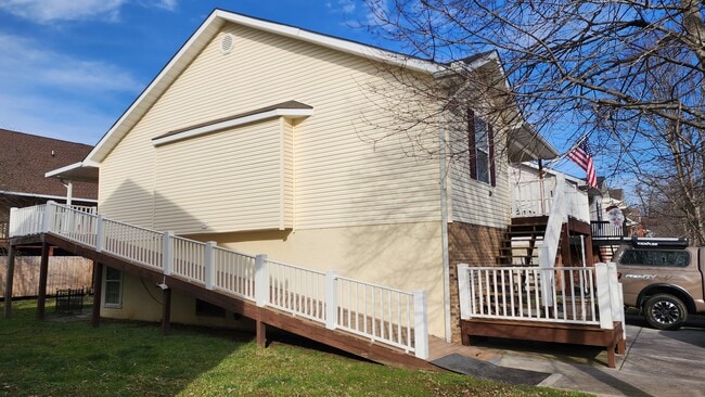 Building Photo - 833 Plantation Dr