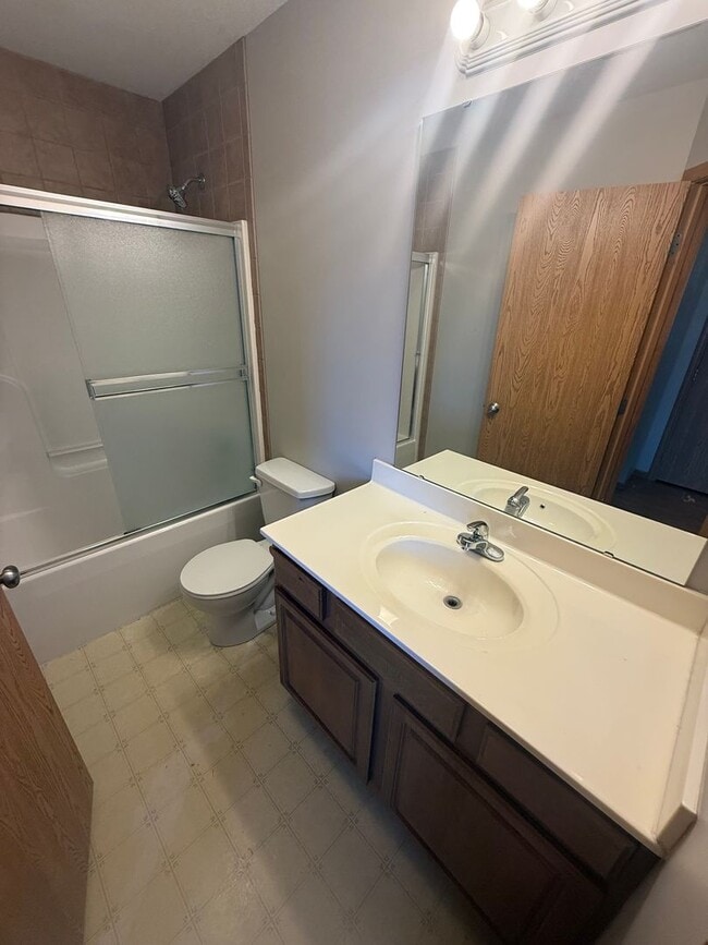 Building Photo - Spacious 3 bedroom, two level duplex in Raymore with new flooring!