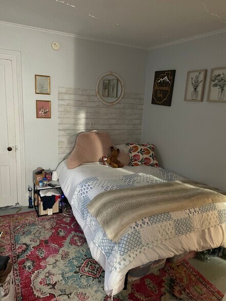 Building Photo - 168 W 8th St