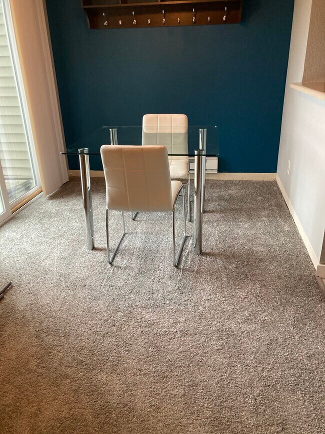 Building Photo - Luxury Condo