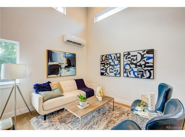 Building Photo - Unbelievable 2 Bed + Den Townhome - The Ul...