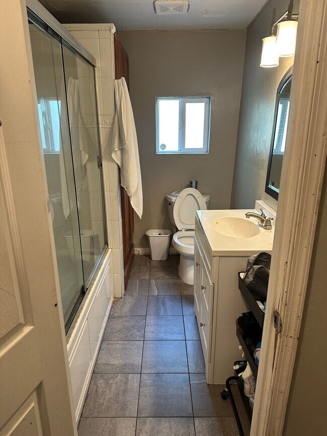 Building Photo - 4-5 Bedroom Single Family Home Located in ...
