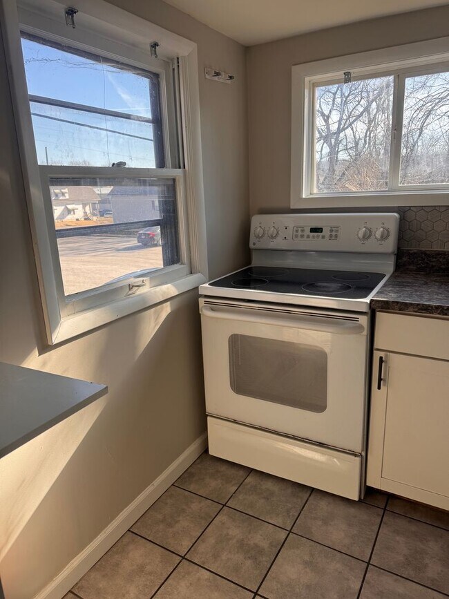 Building Photo - 2102-2104 Messanie St.