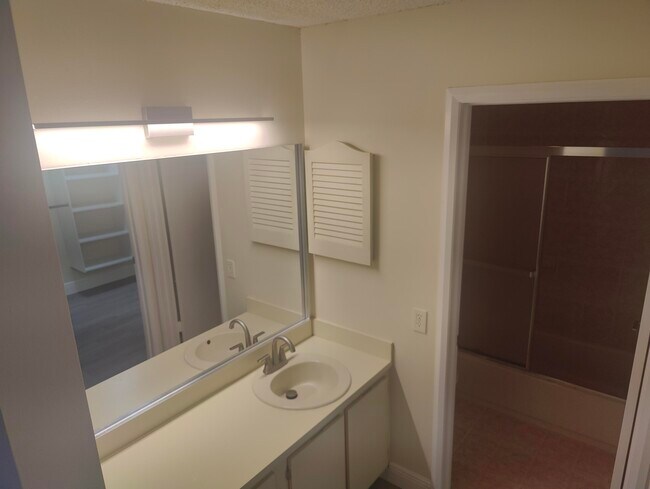 Building Photo - 302 Lakeview Dr E