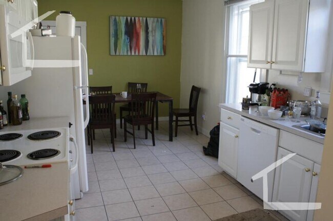 Building Photo - BU Brookline Area Spacious 5b/2b Large  Rooms, These don't last long  Hurry!