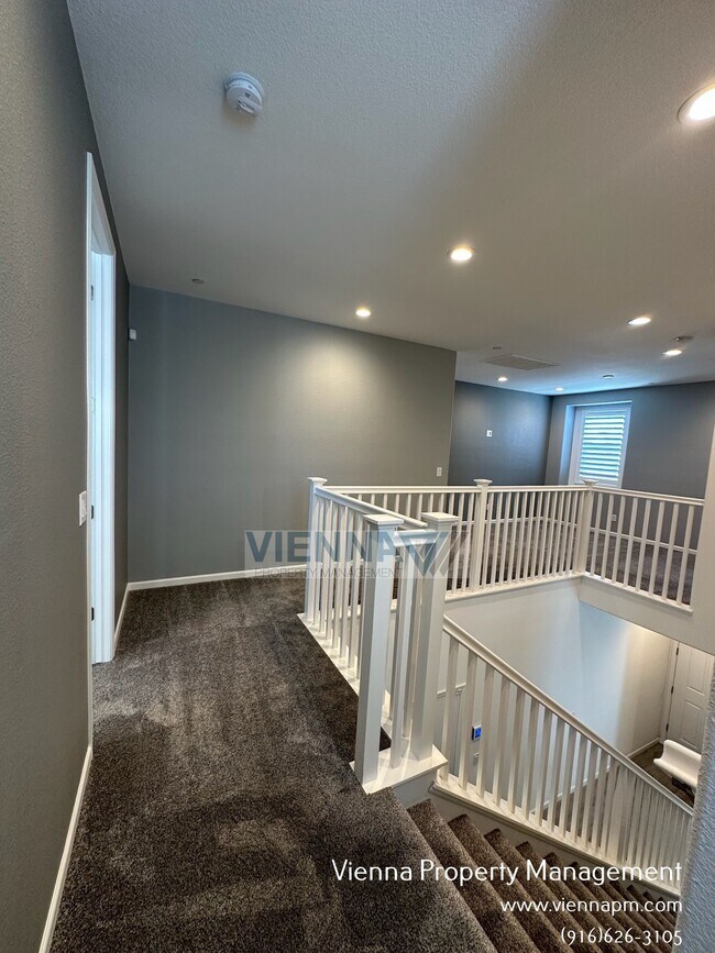 Building Photo - 1347 Larkspur Dr