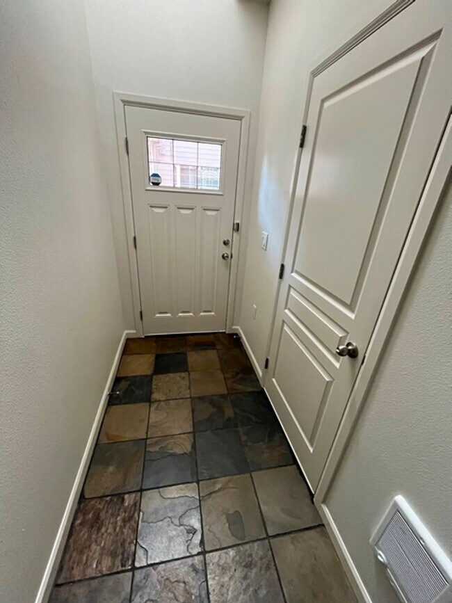 Building Photo - 10308 SW Hollyridge Ln